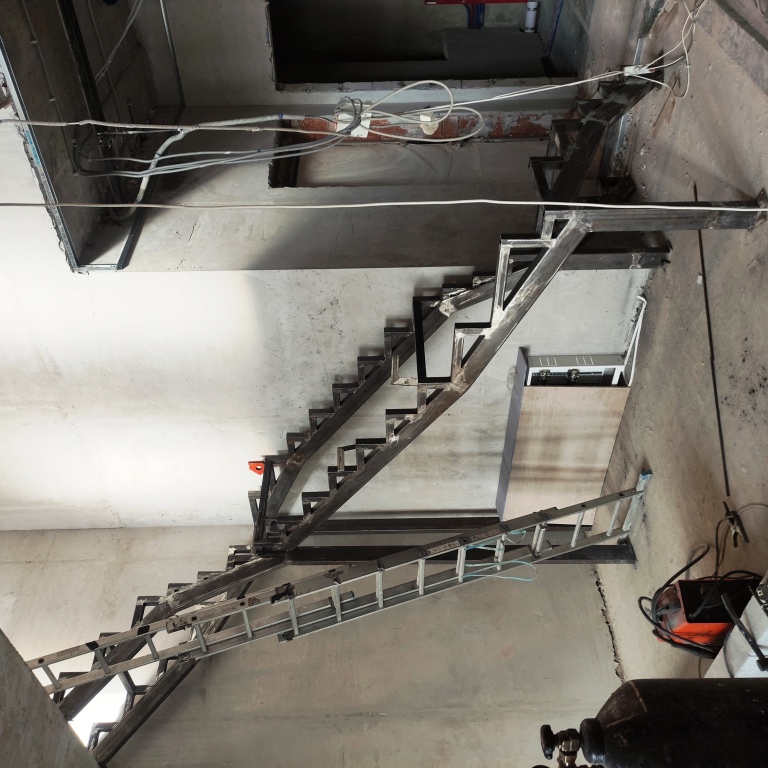 сборка металлокаркаса лестницы 2
