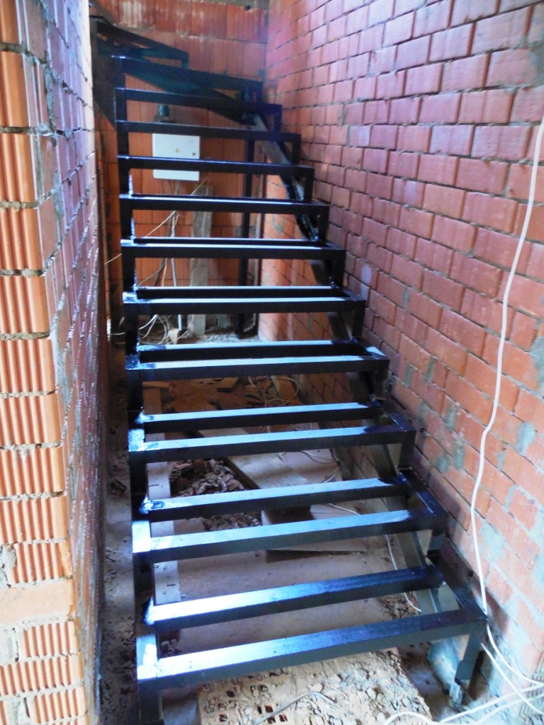 металлический каркас лестницы 1