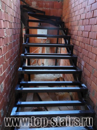 каркас лестницы из металла