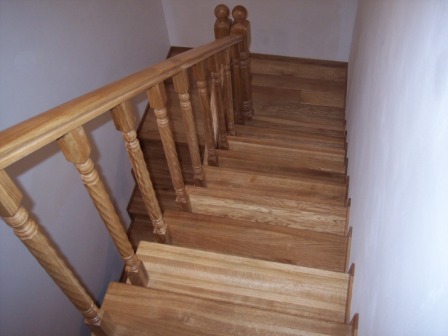 деревянная лестница для загородного дома