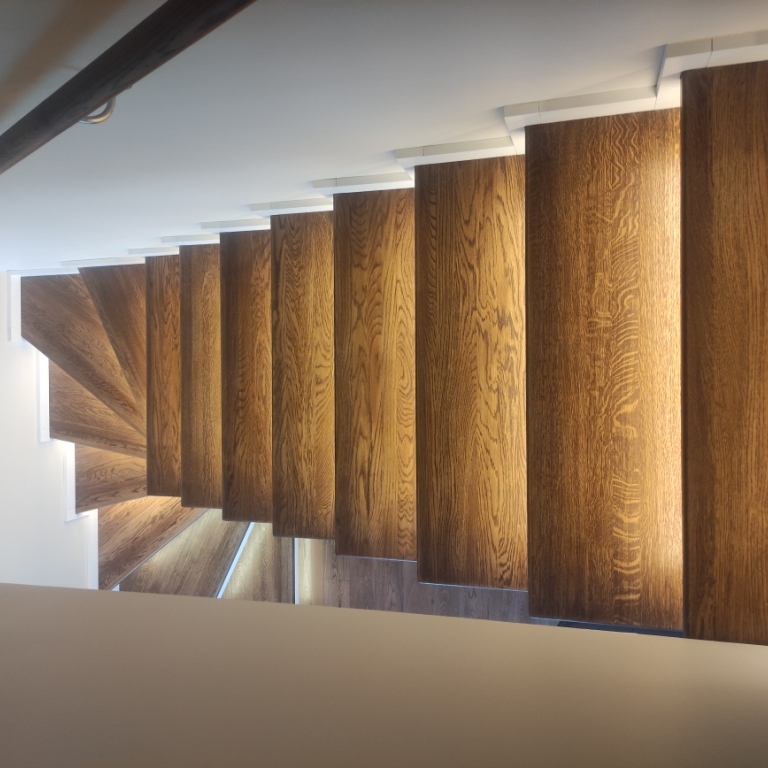 деревянная лестница из ясеня